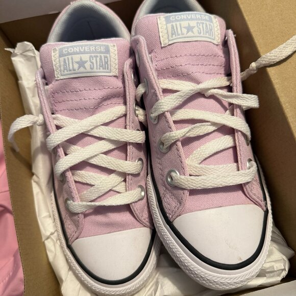 LNIB Girls Converse Size 2 - Picture 1 of 4